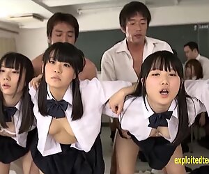 Jav Schulmädchen Gangbang gefickt Finger im Klassenzimmer gespritzt ein Dutzend süße Teenies empörend