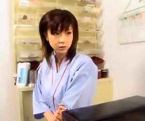 Drăguțe Tanara Aki Hoshino vizitează spitalul pentru check-up