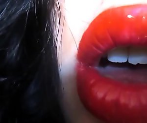 Kırmızı dudaklar boyası zayıflık