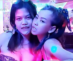 泰国人pattaya bargirls法国人亲吻（2020年10月10日，芭堤雅）