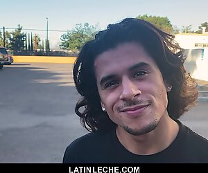 Latinleche - Mignon Latino MEC suce une file d'attente non coupée