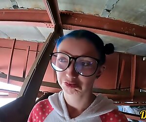 Sexe sous le pont avec une écolière mignonne à lunettes, elle adore se faire foutre sur le visage