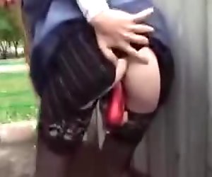 Amatör fläta rödhårig tonåring dildos i offentlig park