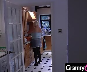 Бабуля приходит домой после дня покупок и находит в доме молодого злоумышленника в маске!