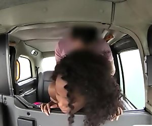 Seksi warna ebony sayang menghisap dan mengongkek di teksi untuk menaikkan tambangnya