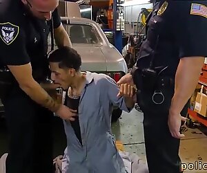 Dreng og betjent bøsse porno video sexet nøgen bliver trængt ind af politi