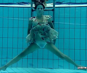 Lucy Gurchenko RUS Kılı Fıstık Havuzda'da Çıplak