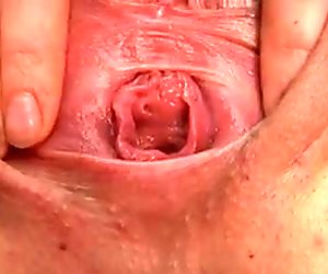Abg orgasme dalam closeup saat vagina diperas