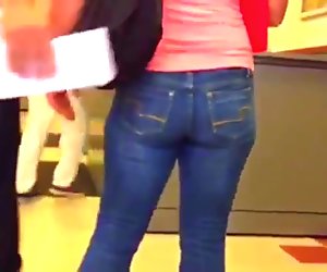 SEXY MILF IN TIGHT JEANS!!!